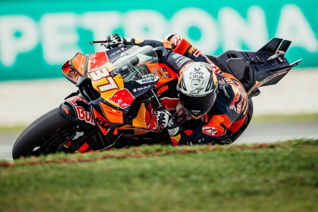 Pedro Acosta attacking the circuit aboard the Red Bull KTM Factory Racing bike during the session.